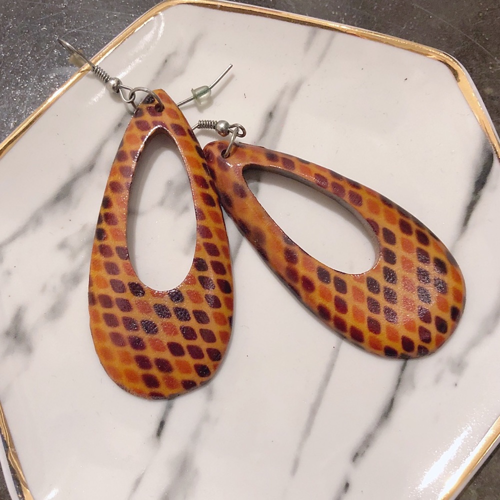 Lightweight wood pattern earrings